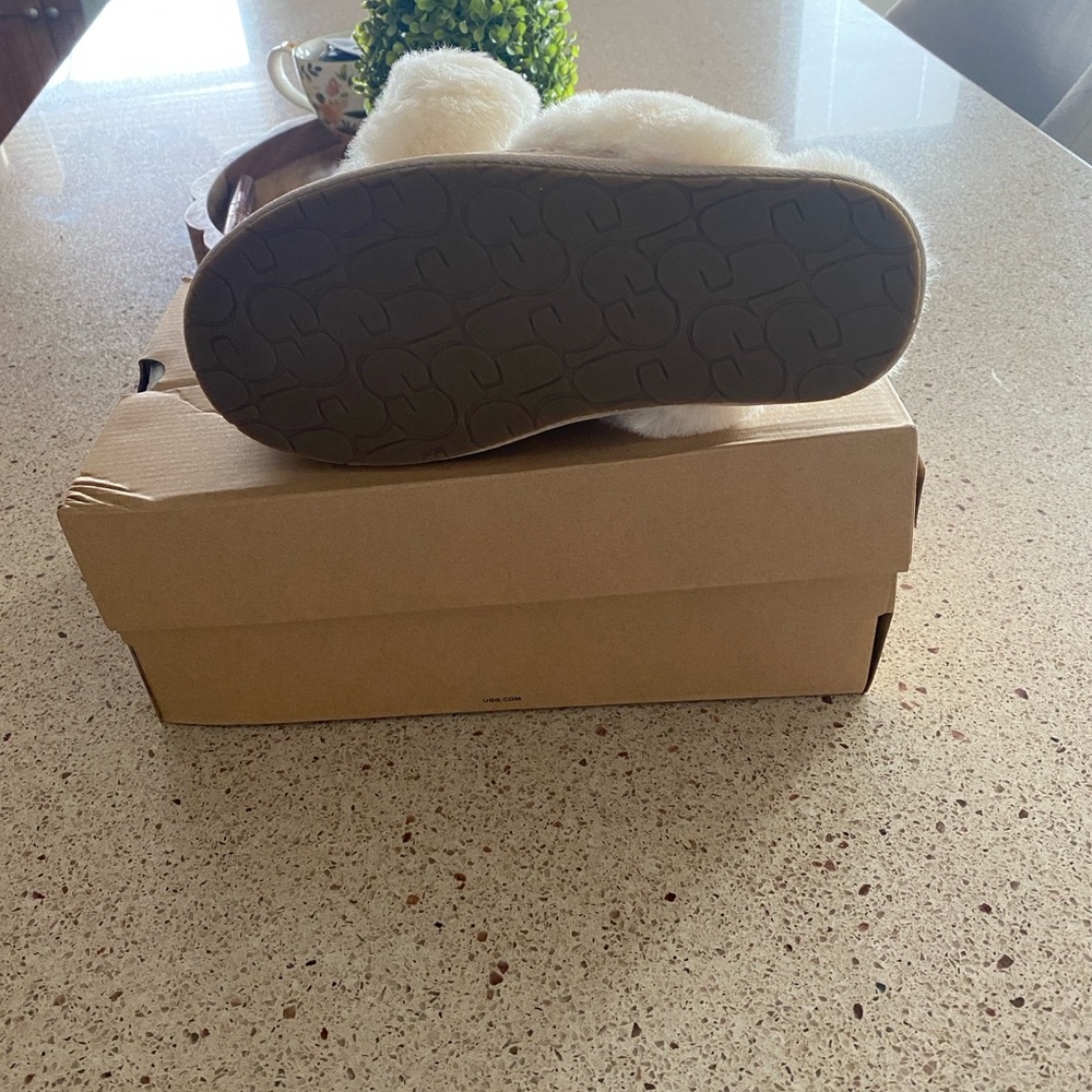 NWT UGG Beige Fluffy Slippers W SCUFFETTE II - Picture 2 of 8